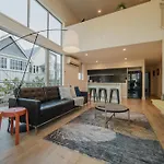 Cbd Edge - 2Br Home With Balcony Sleeps 4