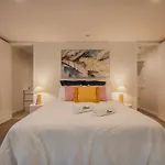 Cbd Edge - 2Br Home With Balcony Sleeps 4