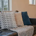 Cbd Edge - 2Br Home With Balcony Sleeps 4