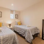 Cbd Edge - 2Br Home With Balcony Sleeps 4