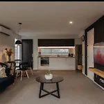 Travellers\' Dream Steps From Shops And Close To Airport