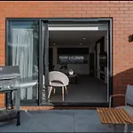 Travellers\' Dream Steps From Shops And Close To Airport