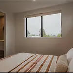Travellers\' Dream Steps From Shops And Close To Airport