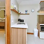 Studio Retreat With Ev & Off Street Parking