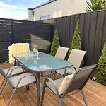 City Townhouse - 2Br Comfort, Private & Parking
