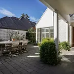 Stylish Fendalton Townhouse - Prime Location