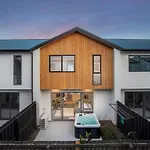 Stylish Townhouse With Hot Tub