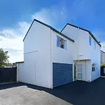 Sunny Christchurch Townhouse