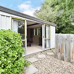 Racecourse Villa - Christchurch Holiday Home