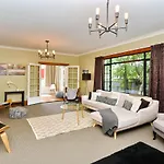 Racecourse Villa - Christchurch Holiday Home