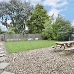 Racecourse Villa - Christchurch Holiday Home