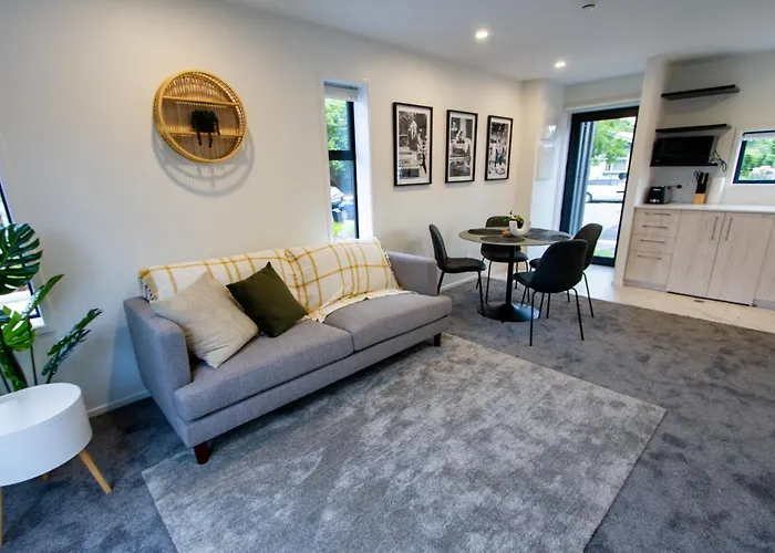 2 Bed Central Addington W/Park