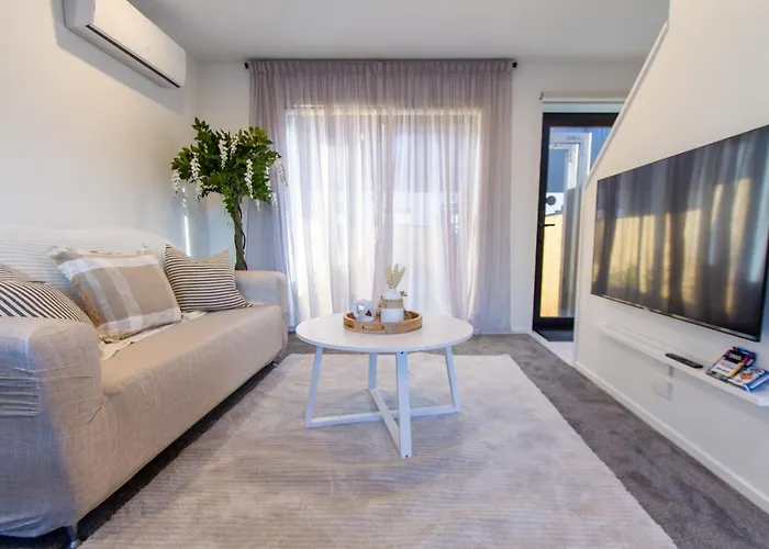 Stylish 2-Bedroom Haven Next To Hagley Park