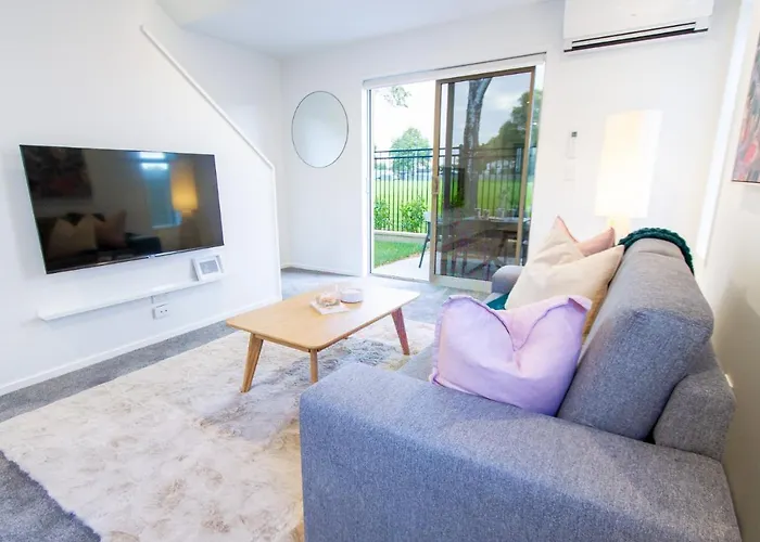 2 Bedrooms Overlooking Park - Exquisite Views