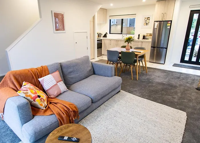 St Albans 2 Bed Townhouse With Carpark