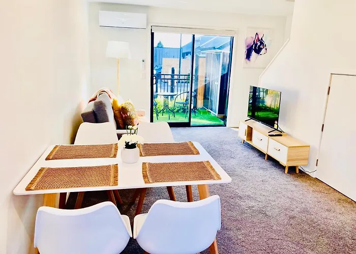 New Cozy Townhouse Near Chch Arena