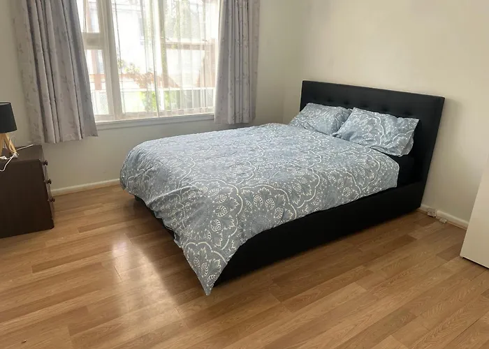 Spacious 1-Bedroom 1960 Unit Close To City With Public Transport Right At The Doorstep