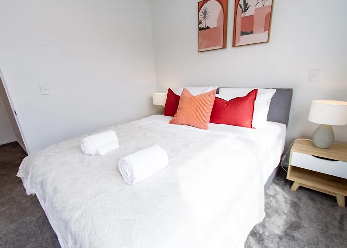 Sunny Townhouse Central City 2 Bedroom