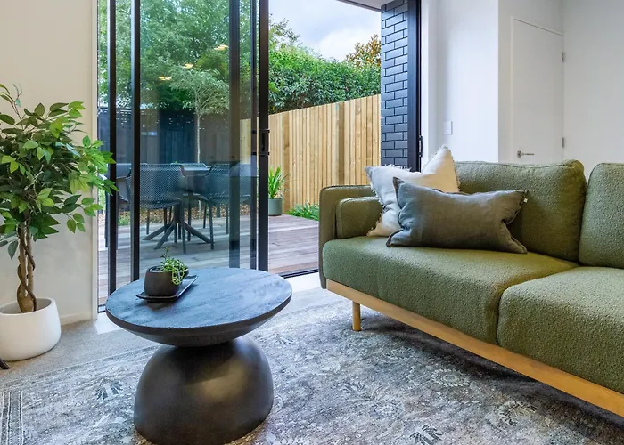 Merivale Gem: 2Br Townhouse Oasis