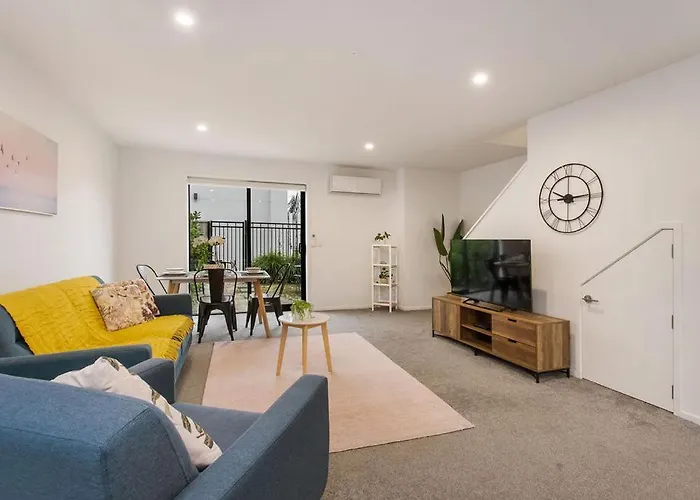 Light & Spacious 2Bdrm Townhouse Off Street Park