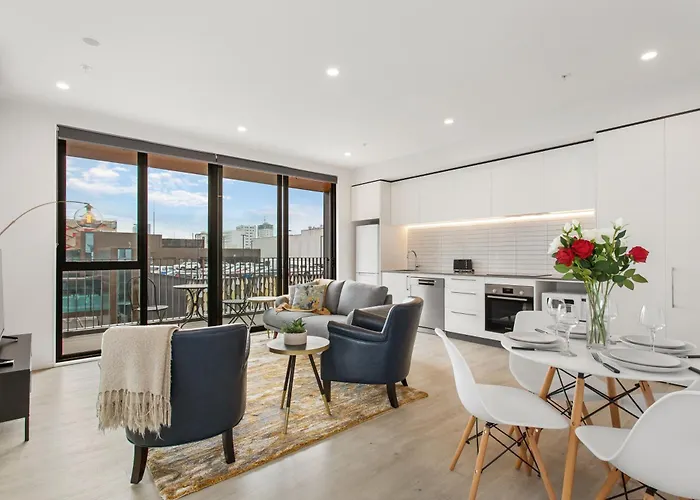 Central City Luxury Apartment Stunning Views Sunny