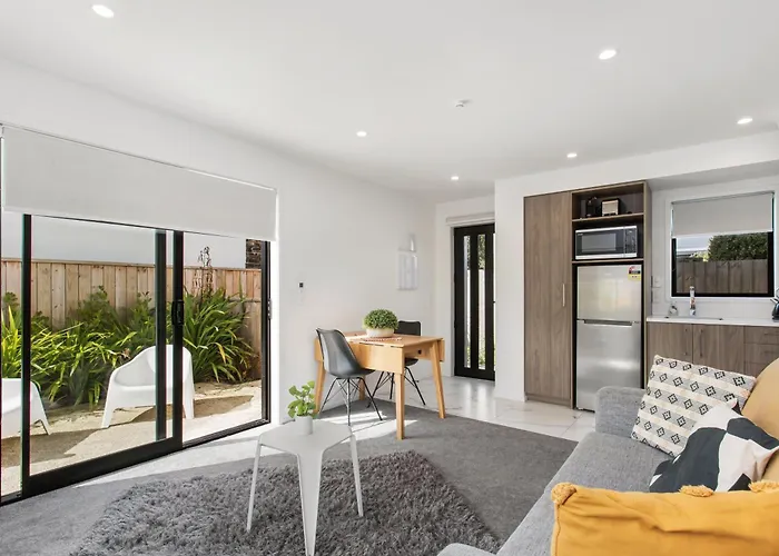Charming Sunny Warm 10 Mins Cbd Book Now