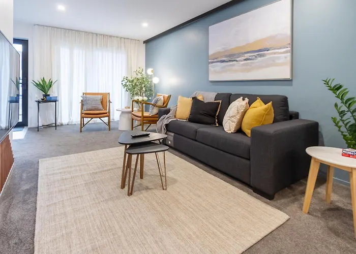 Stylish Central City Townhouse Next To Little High