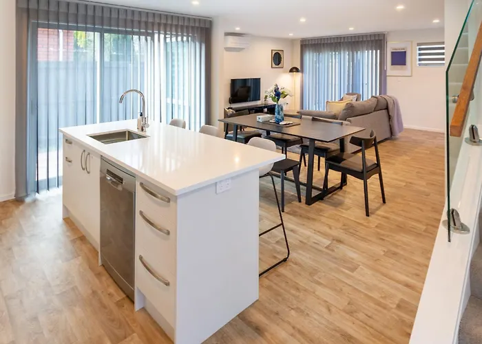 Park And Stay 4Br Townhouse Near Avon River