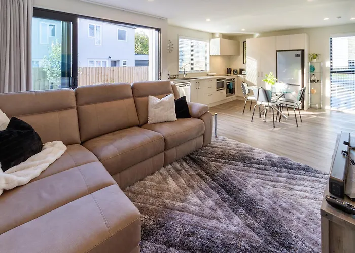 City Home With Car Park, Sunny Deck & 65-Inch Tv