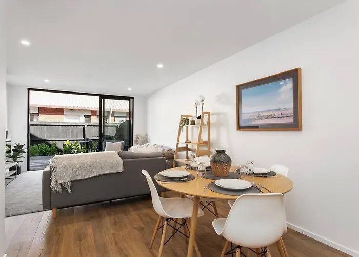 Spacious Retreat, Sleeps 6, Handy Location, Garage