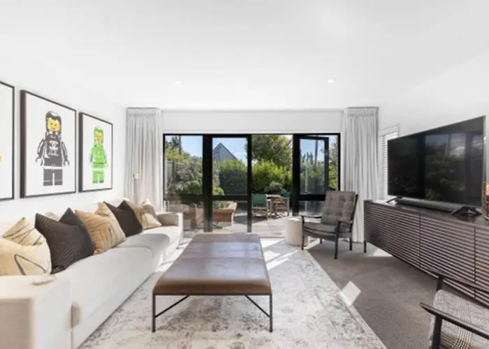 Plush Upmarket Close Hagley Park 2Bdrms 2 Bthrms