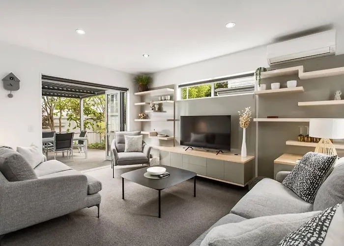 Convenient Urban Townhouse 2 Carparks Available