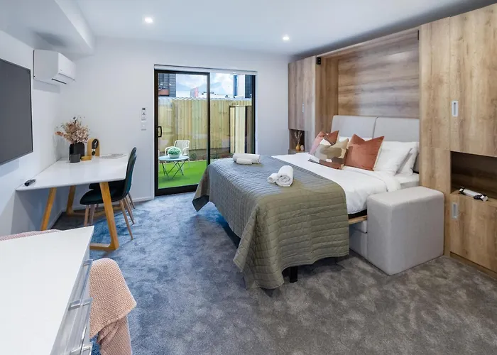Trendy Ground Floor Studio - Central, Cafes