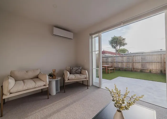 Garden View 2-Bedroom Getaway In Christchurch