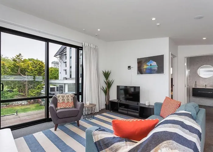 Luxury Sunny Warm Cbd At Doorstep