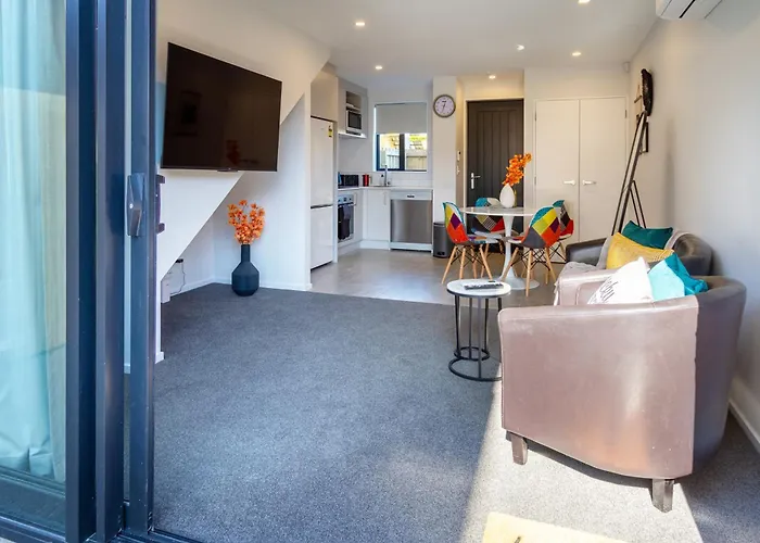 Stylish 2 Bed 2 Bath Close To Shops And Parks