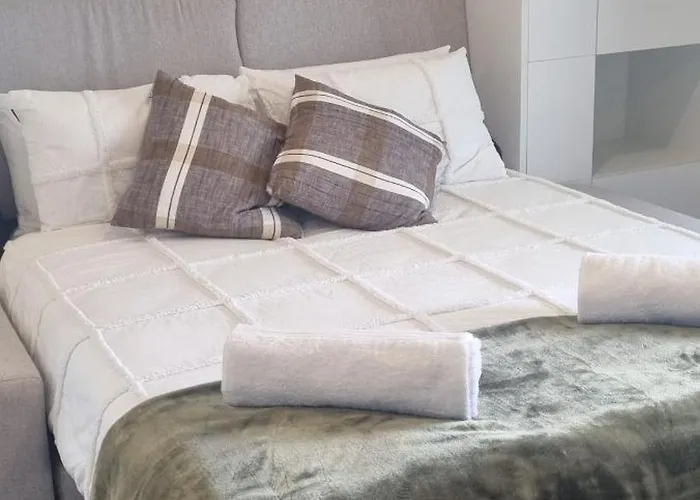 Cbd Quiet Upstairs Studio Apartment