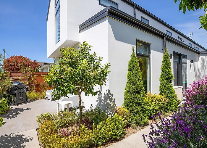 Berry Delight - Christchurch Holiday Home