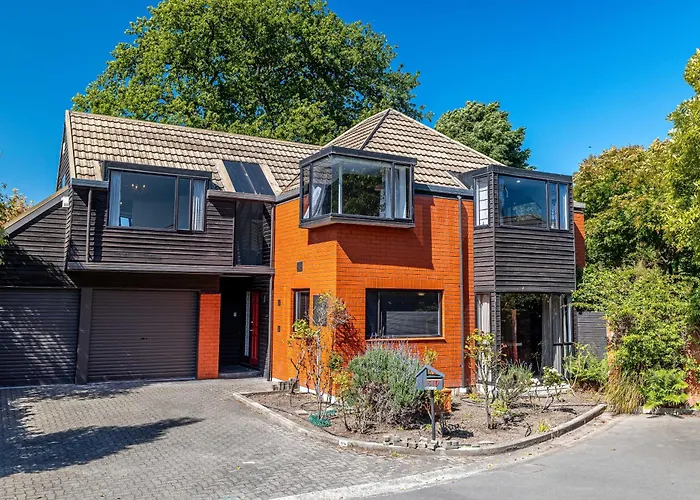 Fendalton Rose Garden Retreat Holiday Home
