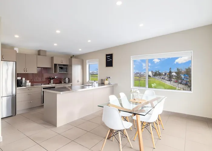 Townhouse Close To Cbd With Onsite Parking And Garaging