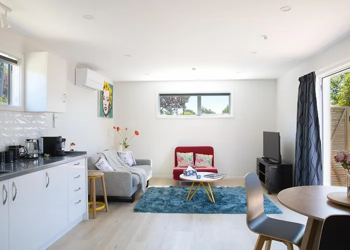 Classy Modern Unit Close To Airport, Shops And Bus