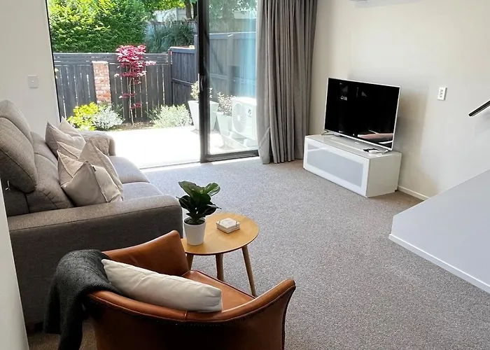 New 2Bed2Bath Townhouse With Parking By Hagley Park