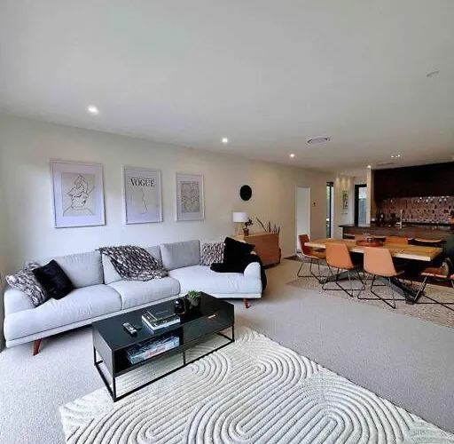 Luxury 3 Bedroom Home With Double Garage