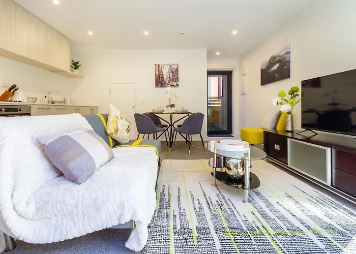 Central Escape On Cashel Street 2 Bed 2 Bath