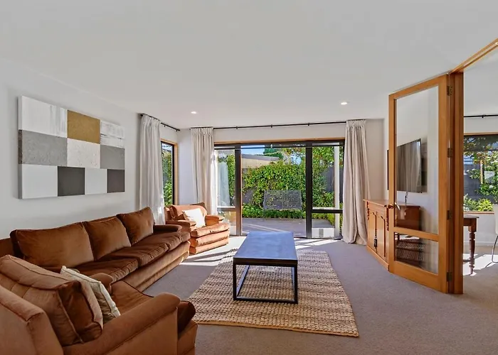 Sunny Family Home On Garden