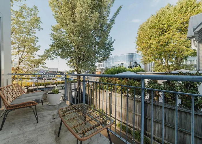 Cbd Edge - 2Br Home With Balcony Sleeps 4