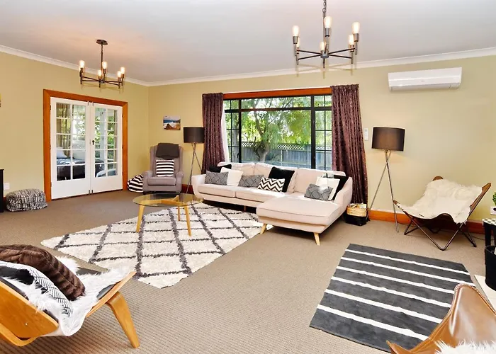 Racecourse Villa - Christchurch Holiday Home