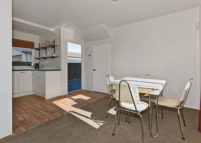 Sunny Christchurch Townhouse