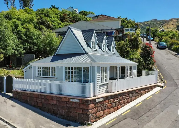 Islay Cottage - Lyttelton Holiday Home
