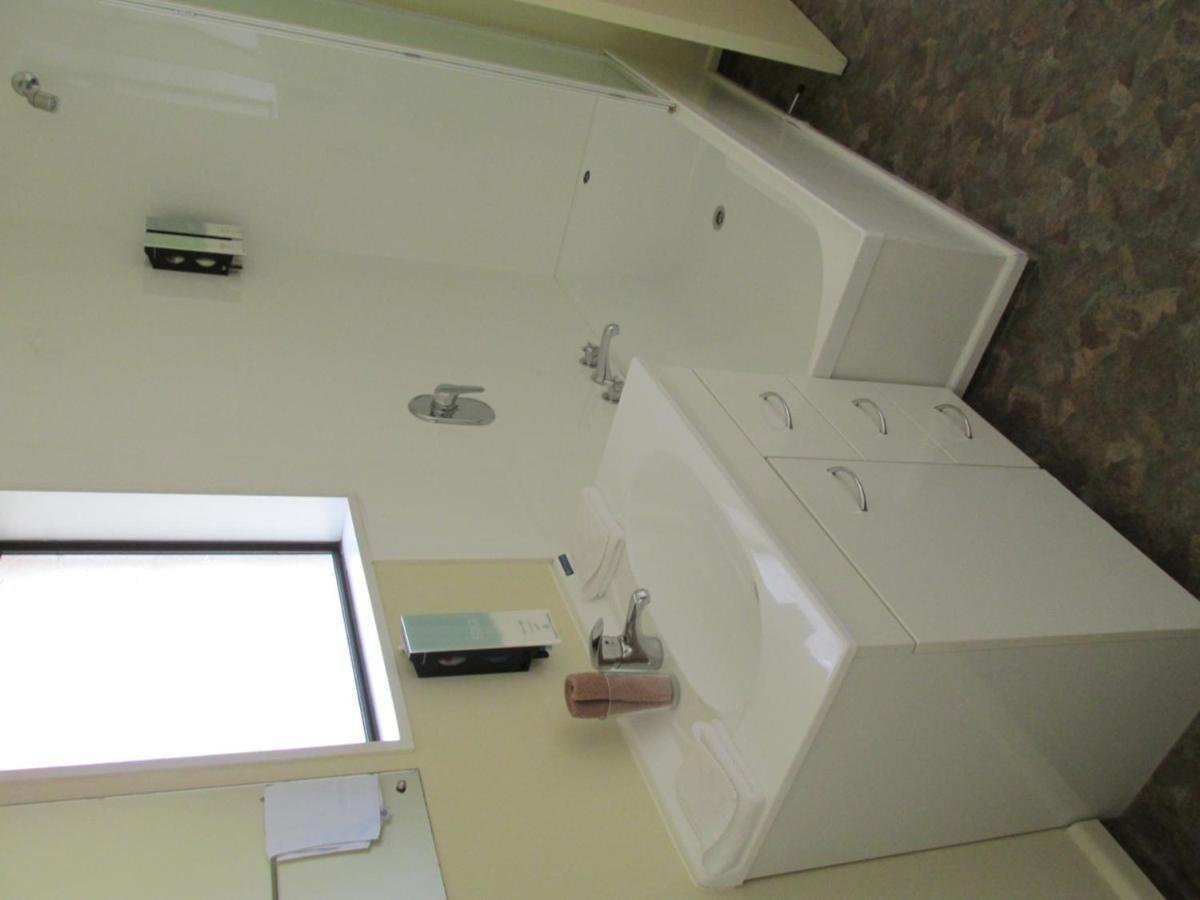 Airport Motel 4*